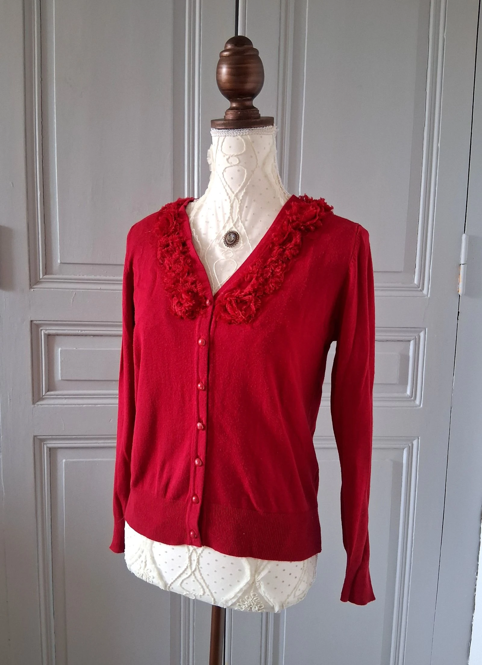 Gilet rouge Kira - Détails froufrous & romantiques - Taille M